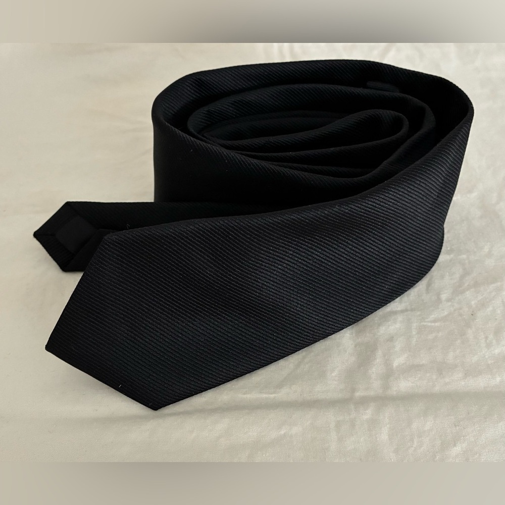 H&M Men’s Solid Pattern Black Formal Necktie, 100% Polyester: Size 2.25” x 58”